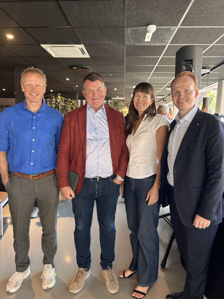 Fra arrangementet Europeisk konkurransekraft – med bilindustrien i førstelinja. F.v: Stig Schjølset, Daglig leder, Miljløstiftelsen Zero, Tor Mikkel Vara (Frp), Heidi Furustøl, Tobias Linge (Ap).