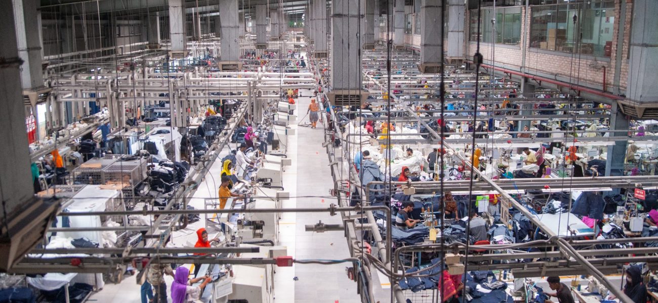 Fabrikk-lokalene i Dhaka.  Bangladesh, kan ha mange arbeidere. Hvert plagg er også innom mange hender før det er ferdigstilt.