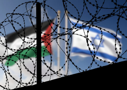Flaggen von Israel und Palästina hinter dem Stacheldraht